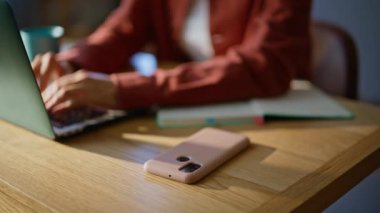 Akıllı telefonları alan kadın elleri ofiste iyi haberlerle mesajlaşır. Mutlu bayan yönetici cep telefonu mesajlarına bayılıyor. Aşırı mutlu iş kadını laptop kapağını kapatıyor. Kariyer tanıtımı başarılı 