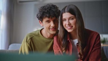 Videocu çift, dizüstü bilgisayarın başında oturup vedalaşarak ev kanepede oturarak vedalaşıyor. Bilgisayara benzeyen gülümseyen bir çift kanepeye video görüşmesi yapıyor. Mutlu eşler uzak iletişimin keyfini çıkarırlar