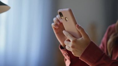 Öğrenci elleri yakın çekimde akıllı telefon çalıyor. Esmer kadın, açık içerideki internet cep telefonuna göz atıyor. İnternette cep telefonundan resim izleyen rahat bir bayan. Teknoloji konsepti