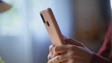 Kapalı bir kadın evde cep telefonu daktilo ediyor. Tanımlanamayan bayan akıllı telefon ekranında çalışıyor. Oturma odasında isimsiz bir kız yalnız başına cep telefonuna e-posta atıyor.