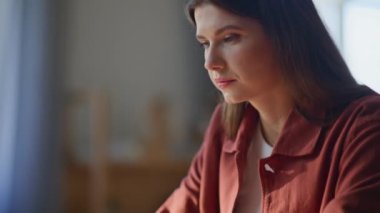 Evde oturup iş yerindeki görevleri çözmeye odaklanmış bir işçi. Sunny table 'da dizüstü bilgisayara mesaj atan uzaktan çalışan eller. Girişimci kadın ev içi işyerinde bilgisayardan e-posta yazarken parmaklarını kullanıyor