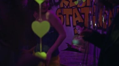 Neon Light Club 'daki partide kendini yalnız hisseden bir kadın. Üzgün, güzel ve akıllı bir kız duvar yazıları yazan bir gece kulübünde tek başına oturuyor. Ciddi bir bayan kulüp üyesi cep telefonuyla disko barında dinleniyor..