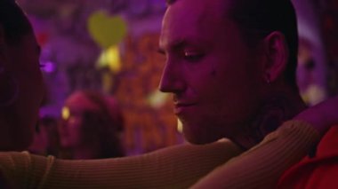 Neon disko ışıkları altında kız arkadaşıyla dans eden havalı bir adam. Dövmeli adam partide kendini kaygısız hissederek ritmik müzikten hoşlanır. Romantik çift gece kulübü diskoteğinde birlikte eğleniyor. Gençlik kavramı