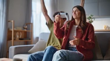 Sevgilisi hafta sonu evinde sevgilisiyle online maç kazanıyor. Aydınlık dairede kendini üzgün hisseden bir kızı kaybetmek. Genç çift rahat oturma odasında video oyunu oynuyorlar. Modern hobi konsepti