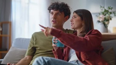 Duygusal eşler, evde film kucaklaşmasını tartışıyorlar. Kaygısız kadın aşıklar hafta sonları birlikte televizyon izliyorlar. Heyecanlı çift futbol taraftarı destek takımı düz koltukta seviniyor. 