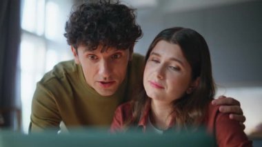Mutfağa yakın bilgisayarla bakan üzgün aşıklar. Endişeli eş, kocaya bakma cihazıyla ilgili sorunu tartışıyor. Dizüstü bilgisayar kullanan sevimli eşler birlikte gülmeye başladılar. Aile anları konsepti