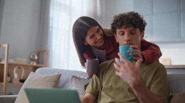 Ev koltuğunda rahat rahat oturan serbest çalışan bir bilgisayar. Şefkatli eş, meşgul kocaya kahve fincanı getiriyor. Mutlu eşler oturma odasında sıcak içeceğin tadını çıkarıyorlar. İlişki kavramı 