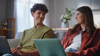 Serbest çalışan çift iç mekanda dizüstü bilgisayarda çalışıyor. Mutlu karı koca birlikte oturup bilgisayar yazıyorlar. Neşeli aile uzak işyerlerinde internet gezintisi yapıyor.