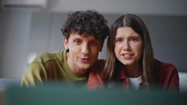 Dizüstü bilgisayarın, oturma odasında dinlenerek sanal görüşme yapmasından çok memnun oldum. Neşeli aile çifti evlerinde bilgisayar kameralarıyla çevrimiçi sohbetin tadını çıkarıyor. Eş video çağrısı 