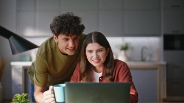 İnanılmaz arkadaşlar mutfakta sanal arama yapan bilgisayar ekranlarından bahsediyorlar. Mutlu, neşeli bir kadın, akrabalarıyla iletişim kuruyor ve rahat bir daireye gülüyor. Pozitif aşıklar birbirlerine bakıp tartışıyorlar.