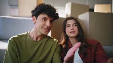 Yeni bir aile planlaması. Oturma odasında karton kutular duruyor. Mutlu eşler satın alınmış eve taşınıp mobilya düzenlemelerini tartışmaktan hoşlanırlar. Kiralık ev arayan genç çift. 