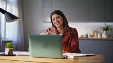 Ofisteki akıllı telefon ekranında rahatlamış serbest çalışan mesajlaşması. Mutlu kadın yönetici iş yerinde cep telefonundan mesaj okuyor. Genç iş kadını molada arkadaşıyla sohbet ediyor.