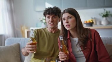 Hayal kırıklığına uğrayan spor taraftarları, evlerinde maç kaybettikleri için umutsuzluğa kapıldılar. Memnun olmayan genç eşler televizyon koltuğunu kapatır. Üzgün aile, kapalı alanda başarısız olunca duygusal tepki veriyor. 