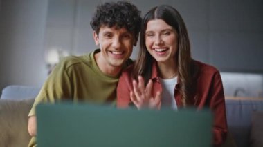 Evdeki kameralı bilgisayarı kapatıyorum. Mutlu erkek kadın, rahat bir dairede duygusal olarak selamlaşan eller hakkında konuşuyor. Neşeli bir çiftin anlattığı hikayeler. Arkadaşların video konferansında vakit geçirmesi. 