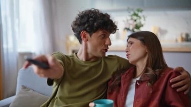 Genç erkek arkadaş uzaktan kumandayla kanal değiştiriyor. Evde kucaklaşarak televizyon izleyen aile çifti. Mutlu kız arkadaş odada en sevdiği televizyon programını seçiyor. İnsan yaşam tarzı