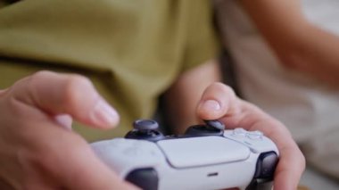 Apartman kapanışında av alanı kullanan genç eller. Hafta sonu evinde oturup joystick oynayan tanınmamış bir adam. Evde elinde video oyunu konsolu tutan bilinmeyen bir adam var. Modern hobi konsepti