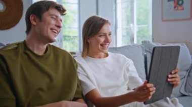 Oturma odasında konuşan gülen ergenler. Mutlu, gülümseyen ruh eşleri arkadaşlarıyla iletişim kuruyor. Birkaç gencin uzaktan iyi haberler vermek için aradığı videolar.