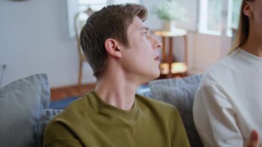 Hayal kırıklığına uğramış oyuncu, video oyunu kaybediyor. Çift çevrimiçi yarışma konsollarını tutmayı seviyor. Mutlu kız arkadaş kazananı başarıyı kutluyor. Oyun oynayan genç oyuncular kontrolörleri kullanır