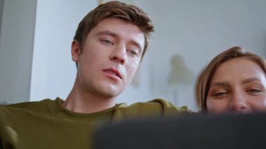 Ergenler tabletlerle vakit geçirip yakınlaşırlar. Hoş genç bir çift. Dijital cihaz ekranı gibi görünüyorlar. Kapalı mekanda birlikte konuşuyorlar. Konforlu dairede sekme bilgisayarı kullanan insanları sevmek