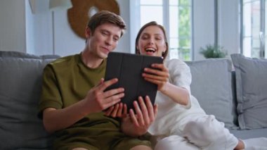 Sevgilisinin videosu apartman koltuğunu birbirine yaklaştırıyor. Duygusal gençler internette dostça buluşup iyi haberler duymaktan hoşlanırlar. Mutlu çift sanal konferans salonunda konuşuyor. 