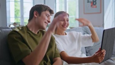 Genç çiftler, rahat evlerinde video oyunu oynuyorlar. Mutlu romantik ergenler el sallıyor, bilgisayarın web kamerasına bakıyor. İnternet üzerinden arkadaşlarıyla selamlaşan gülümseyen gençler 