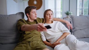 Aile çifti, evdeki kanepede birlikte televizyon seyrediyor. Sakin kız arkadaş oturma odasında favori televizyon programını seçiyor. Mutlu sevgili uzaktan kumandayla kanal değiştiriyor. İnsan yaşam tarzı 