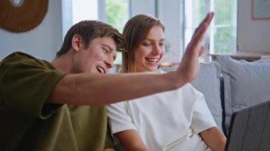 Kahkahalar atan arkadaşlar daire kapanışında sekme çağrısı yapıyor. Evdeki bilgisayarlara el sallayan sevimli genç çiftler. Gülümseyen çift videosu uzaklık sohbetinin keyfini çıkarıyor. 