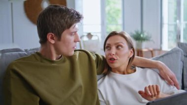 Sevgi dolu bir çift, dijital cihazla eve yakın çekim yapıyor. Evde tablet bilgisayar bulundurarak sosyal medya içeriğini tartışan rahat gençler. Genç çift, samimi oturma odasında geleceği hayal ediyor. 