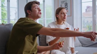 Genç bir çift, sabahları rahat bir dairede pizza yiyip film seyrediyor. Gülümseyen gençler rahat koltuklarında rahatlıyorlar. Mutlu aile TV şovundan zevk alıyor. Evde eğleniyor. 