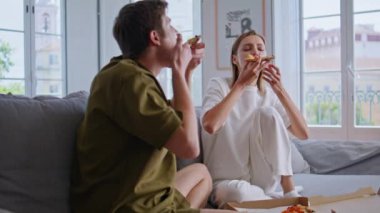 Birlikte pizza yiyen aç bir çift. Birlikte kanepede oturuyorlar. Duygusal kadın elinde fast food dilimiyle erkek arkadaşıyla en sevdiği televizyon programını tartışıyor. Öğle yemeğinde iletişim kuran mutlu insanlar.