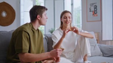 Birlikte televizyon seyreden çiftleri yemek, bemol ışıkta rahat koltukta oturmak. Mutlu genç çift, rahat bir oturma odasında film izlemeyi tartışıyor. Rahatlamış eşler hafta sonunu evde pizzayla geçiriyorlar. 