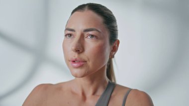 Yogi kadın kapalı alanda nefes egzersizi yapıyor. Serene Lady, Asana 'yı meditasyon yaparken soluyor. Yoganın keyfini çıkaran odaklanmış bir kız huzur içinde tek başına dinleniyor. Akıl sağlığı konsepti 