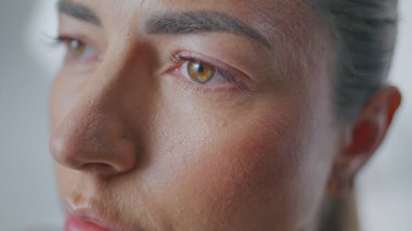 Rahatlamış yüzlü kadın stüdyo kapanışında nefes egzersizi yapıyor. Evde meditasyon yapan sakin bir kızın portresi. Kahverengi gözlü kadın evde yoga yaparken nefes alıp veriyor. Refah kavramı 