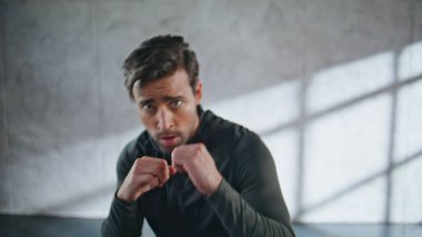 Boksör boksör, çatı katındaki spor salonunda hava yumrukluyor. Esmer, spor giyim sektöründe spor yaparken motive olmuş bir adam spor yaparken darbe alıyor. Aktif sporcu kardiyo egzersizi. Profesyonel yorgun sporcu boks antrenmanı yapıyor. 