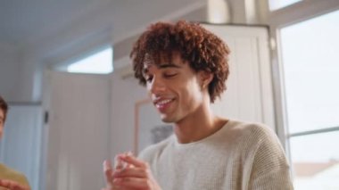 Rahat bir çift, arkadaşlarıyla disko partisinin keyfini çıkarır. Mutlu kaygısız adam tanınmayan kadını taşıyor. Gülümseyen gençler takılırken el ele tutuşup eğleniyorlar. 