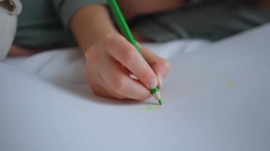 Kimliği belirsiz çocuk, yakın planda albüm çiziyor. Hafta sonu tanınmayan bir kız dinlenme evinde kalıyor. Yaratıcı küçük çocuk elinde kalem tutarak evde sanattan zevk alıyor. Tasasız çocukluk oyunları konsepti 
