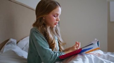Peri masalı dinlenme yatağını yakından inceleyen zeki çocuk. Boyalı yüzlü, kitaptaki resimlere benzeyen sevimli küçük bir çocuk. Küçük kız evde oynuyor. Anaokulu gelişimini arttır 