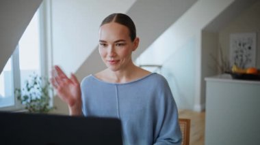 İnternetteki danışman dizüstü bilgisayarı selamlıyor. İş yerindeki web kameraları yakın plan konuşuyor. Gülümseyen girişimci uzaktan kumandalı bilgisayardan el sallıyor. Genç iş kadını internet konferansı 