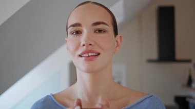 Sabahın köründe çay fincanı içen portre kadın. Hayalperest barışçıl kız tavan arasında kapuçino içtiğini düşünüyor. Gülümseyen kadın kameraya bakarak yudumluyor. 