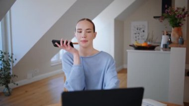 Ev hanımı ofisteki ses mesajını kapatıyor. Sanal asistanı kullanarak sosyal medyada ses mesajı gönderen şık bir CEO yöneticisi. Başarılı iş kadını, masada online düzenlemeler yapıyor. 