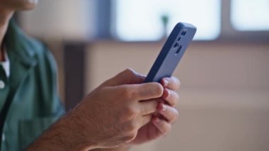 İşçiler ofis molasında cep telefonlarıyla mesajlaşmayı severler. Cep telefonu şirketinin iş yerinde gülümseyen profesyonel mesajlar. Akıllı telefonda SMS yazan rahat bir iş adamı. Dijital bağlantı.