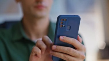 Akıllı telefon işi okuyan tatmin olmuş bir serbest yazar iş yerindeki daireye yakın çekim için mesaj gönderiyor. Gülümseyen kıvırcık saçlı işadamı cep telefonundan e-posta alıyor. Pozitif yönetici telefon maaş bildiriminin keyfini çıkarıyor
