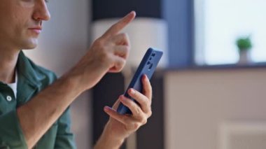 Ceo, hafif iş yerindeki cep telefonu uyarısını kontrol ediyor. Akıllı telefondan mesaj okuyan gülümseyen iş adamı ofiste iş molası veriyor. Kıvırcık saçlı adam internetteki iletişimin tadını çıkarıyor..