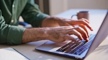 Ofis müdürü ofis masasında akıllı telefonla konuşurken dizüstü bilgisayarda rapor yazıyor. Gülümseyen iş adamı iş yerinde birden fazla iş yapıyor. Mutlu şirket çalışanı cep telefonunu arıyor. Bilgisayarda çalışıyor..