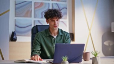 CEO yaratıcı iş yerinde video konferansı düzenliyor. Çevrimiçi toplantıda özgüvenli bir işadamı, kopya defteri verilerine bakıyor. Genç İK yöneticisi ofisinde uzaktan sorguda konuşuyor..