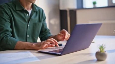 Duygusal iş adamı, modern bürodaki belgelerle çalışarak başarıyı kutluyor. Aşırı sevinçli yönetici dizüstü bilgisayarı çok şaşırmış görünüyor. Mutlu girişimci iş karına heyecanla tepki veriyor.