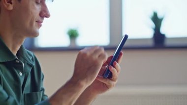 Şirket çalışanı cep telefonunun kapanışında maaş bildirimi alıyor. Ofisteki akıllı telefondan iş e-postalarını okuyan güler yüzlü girişimci. Rahat iş adamı çevrimiçi telefon alımı yapıyor.