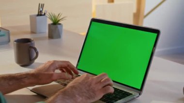 Modern çalışma alanına yakın oturan Chroma Key Laptop 'ta çalışan bir programcı. Bilinmeyen şirket yöneticisi yeşil ekran bilgisayarında pazarlama araştırması yapıyor. Ofis işadamı model cihazına yazı yazıyor.