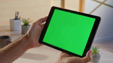 Çağdaş ofis alanındaki yeşil ekran tabletinde e-posta okuyan işçiler. Ev işyerindeki Chroma Key Pad 'de çalışan bilinmeyen bir online yönetici. Model aygıtında video izleyen erkek öğrenci