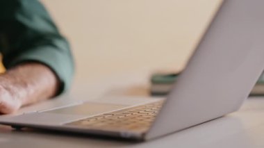 İşadamı parmaklarını klavye bilgisayarına basarak online başvuru dosyasını kapatıyor. Bilinmeyen adam yönetici uzaktan bilgisayarla çalışıyor. Şirket çalışanı iş yerinde internet sitesine göz atıyor